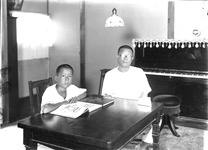 男性２人　ピアノの前