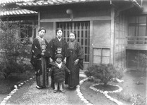 玄関前で記念撮影（和服女性３人　子供１人）