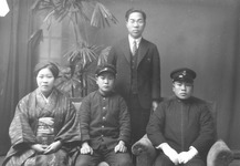 記念写真（男３人　女１人）（写真複写）