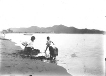 海辺で遊ぶ子供達