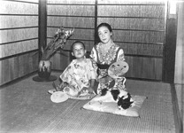浴衣の母子と猫