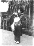 宮参りの祖母と赤子