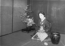編み物をする長江義婦人