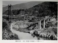 縦桁取付（前ノ状態ヲ傾斜面ヨリ見シモノ）