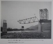 上及下の惜み綱を弛めることにより「エレクシヨントラス」の前半部は前進しつつあり