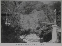 下弦材ノ吊出（上流ヨリ望ム）