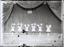 国旗を持ってお遊戯（舞台）