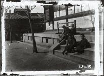 寺の石段と少年たち