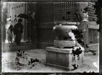 お寺と参詣の女と子供