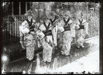 三味線流しの芸者達