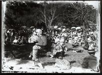 野外での踊り（籠担ぐ女達）