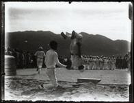 空中回転する男子生徒（見物人）