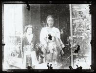 人形二体と女性