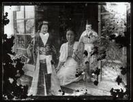 人形二体と女性