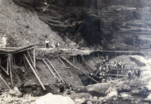 崩壊した道路の修復作業