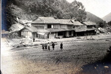 土石で埋まった川