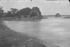 海岸、弁天社、和田島が見える