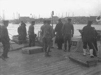 徳島歩兵第４３連隊・出征兵士を見送るために賀陽宮ランチに乗船