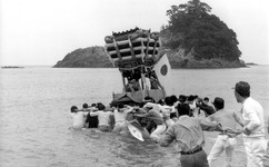 日和佐町八幡神社の秋まつり　御輿と海