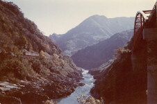 大歩危峡　ディーゼルと橋