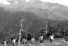剣山と登山者