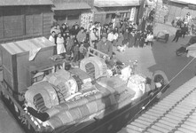 嫁入り道具を積んだトラック