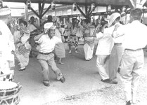 プラットホームでの踊り