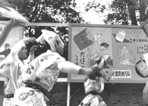 たばこの看板の前で