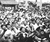 神社復興の餅投げ