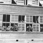 金網を張った教室の窓