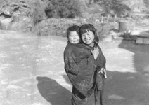 子守りをする少女