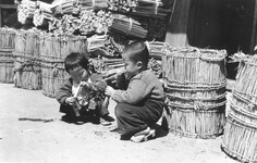 店先で遊ぶ子どもたち