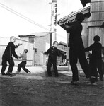 独楽で遊ぶ子ども