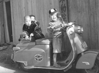 スクーターと子どもたち