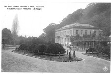 緑樹風囁やく公園の光慶図書館