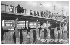 商業の中心地に跨がる新町橋