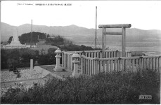 霞の神を望む眉山山上の遙拝所