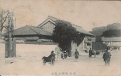 徳島県庁本門前