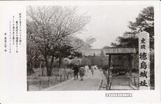 木間がくれに見える千秋閣